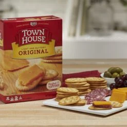 Town House Kellogg's Town House Original Snack Crackers - 13.8oz -Snack Shop 75 0a4c916c6091a6ab17b565ee8ccd882e